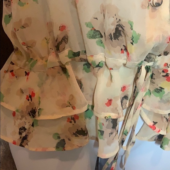 Sleeveless yellow blouse - Picture 4 of 4